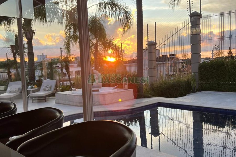 Casa com 600m², 3 dormitórios, 3 vagas, no bairro Cinqüentenário em Caxias do Sul para Comprar