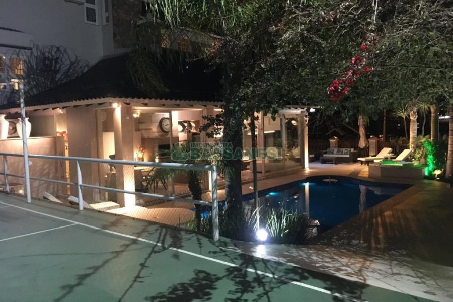 Casa com 600m², 3 dormitórios, 3 vagas, no bairro Cinqüentenário em Caxias do Sul para Comprar