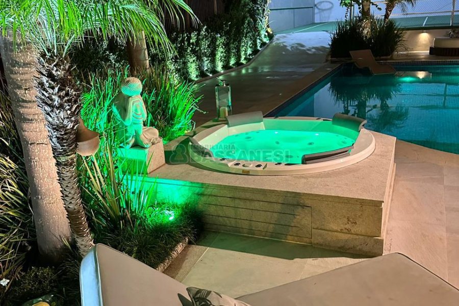 Casa com 600m², 3 dormitórios, 3 vagas, no bairro Cinqüentenário em Caxias do Sul para Comprar