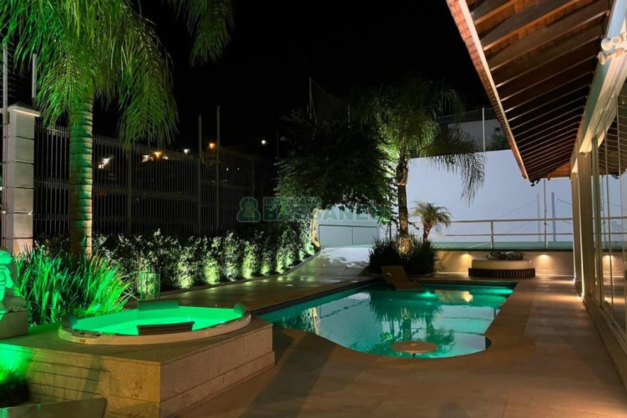 Casa com 600m², 3 dormitórios, 3 vagas, no bairro Cinqüentenário em Caxias do Sul para Comprar