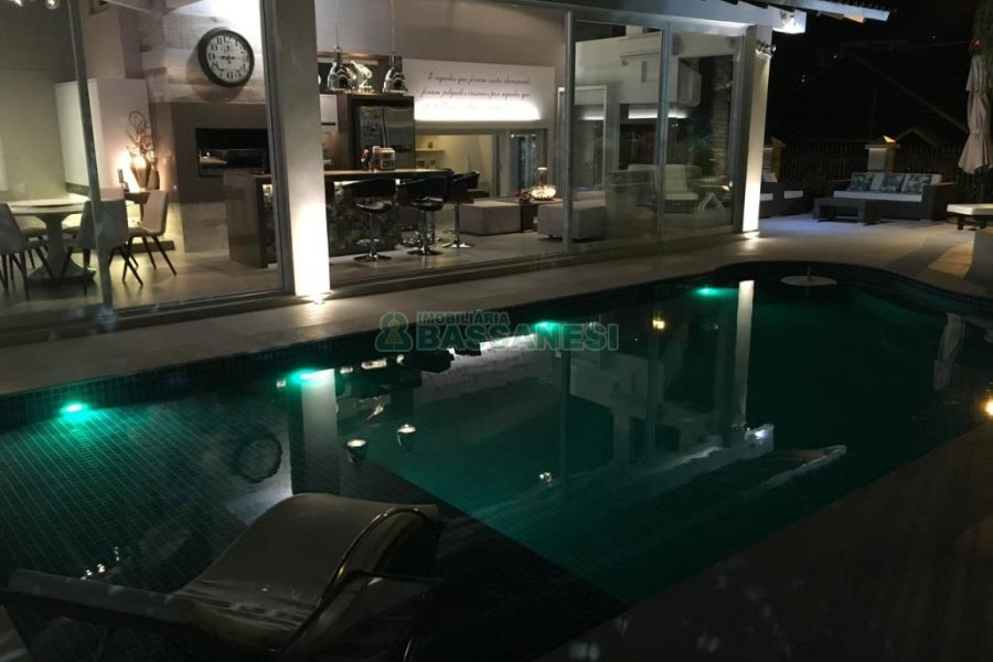 Casa com 600m², 3 dormitórios, 3 vagas, no bairro Cinqüentenário em Caxias do Sul para Comprar