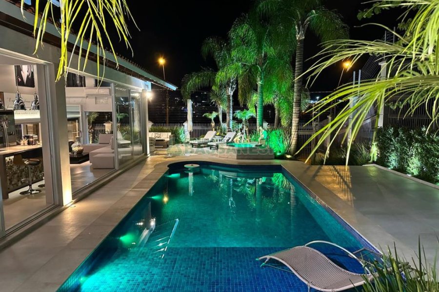 Casa com 600m², 3 dormitórios, 3 vagas, no bairro Cinqüentenário em Caxias do Sul para Comprar