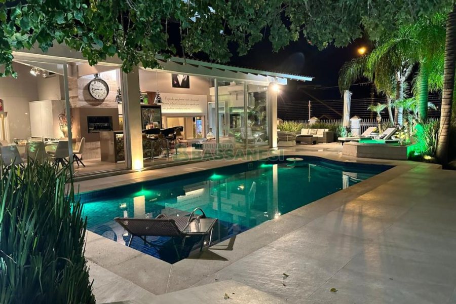 Casa com 600m², 3 dormitórios, 3 vagas, no bairro Cinqüentenário em Caxias do Sul para Comprar