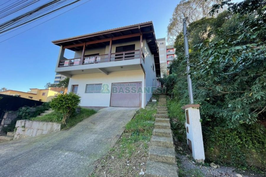 Casa com 224m², 3 dormitórios, 3 vagas, no bairro São Leopoldo em Caxias do Sul para Comprar