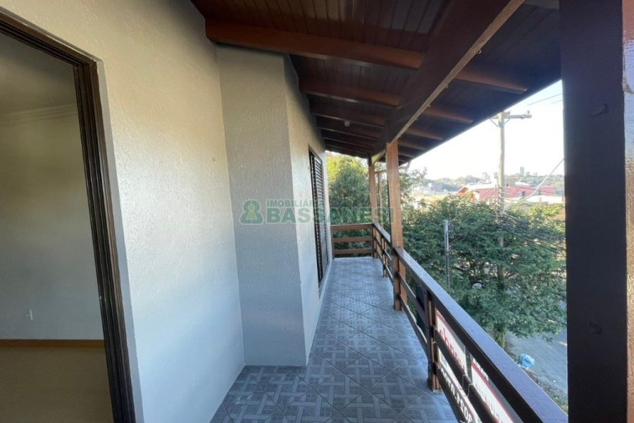 Casa com 224m², 3 dormitórios, 3 vagas, no bairro São Leopoldo em Caxias do Sul para Comprar