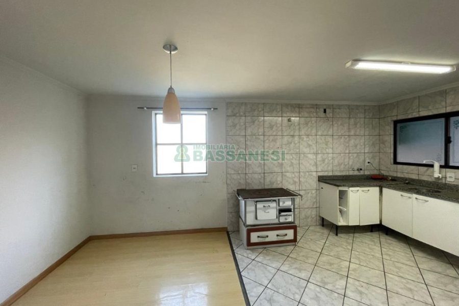 Casa com 224m², 3 dormitórios, 3 vagas, no bairro São Leopoldo em Caxias do Sul para Comprar