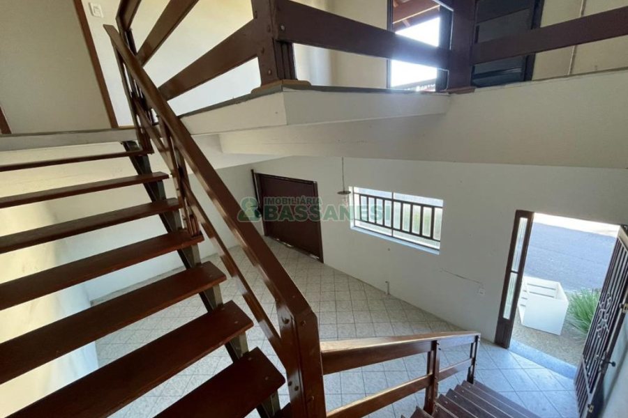 Casa com 224m², 3 dormitórios, 3 vagas, no bairro São Leopoldo em Caxias do Sul para Comprar