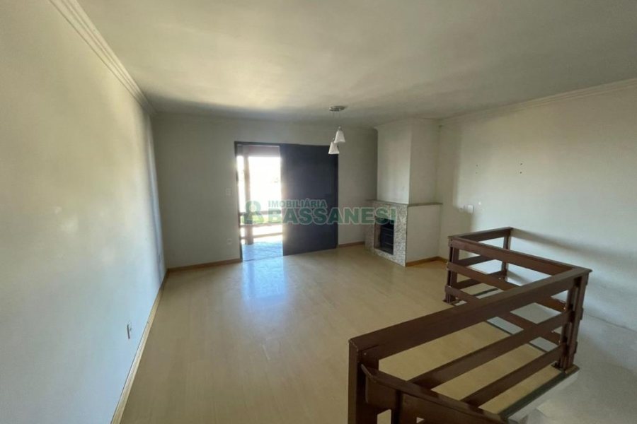 Casa com 224m², 3 dormitórios, 3 vagas, no bairro São Leopoldo em Caxias do Sul para Comprar