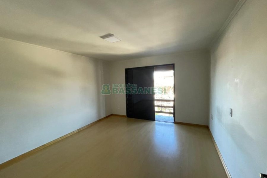 Casa com 224m², 3 dormitórios, 3 vagas, no bairro São Leopoldo em Caxias do Sul para Comprar