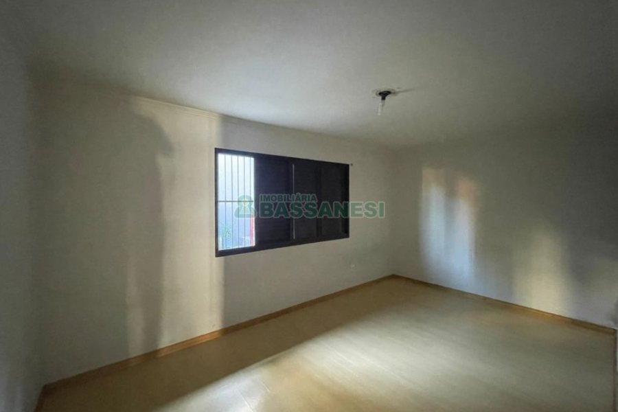 Casa com 224m², 3 dormitórios, 3 vagas, no bairro São Leopoldo em Caxias do Sul para Comprar