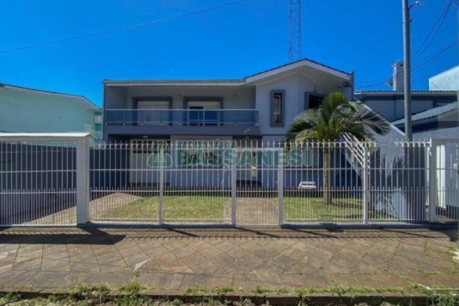 Casa com 136m², 3 dormitórios, 1 vaga, no bairro Universitário em Caxias do Sul para Alugar