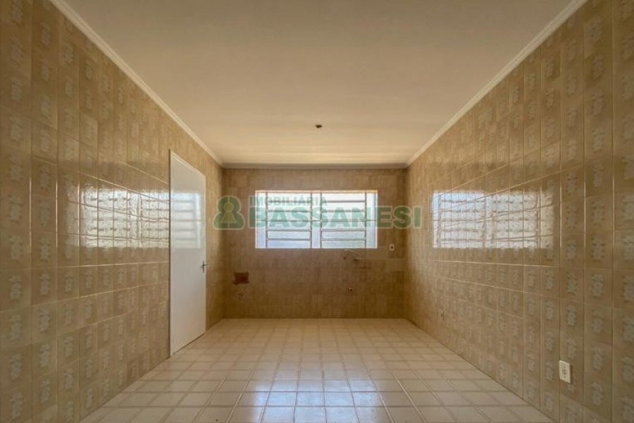 Casa com 136m², 3 dormitórios, 1 vaga, no bairro Universitário em Caxias do Sul para Alugar