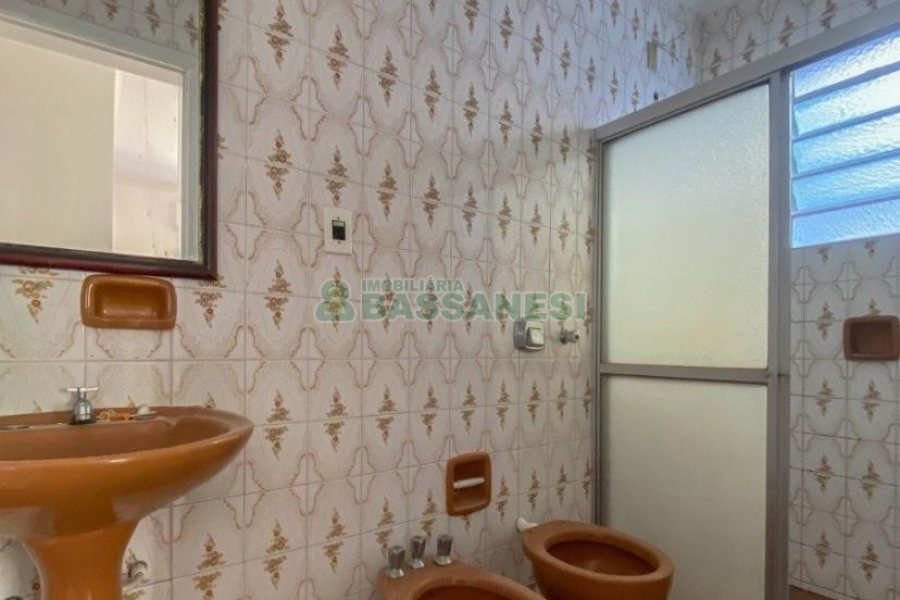 Casa com 136m², 3 dormitórios, 1 vaga, no bairro Universitário em Caxias do Sul para Alugar