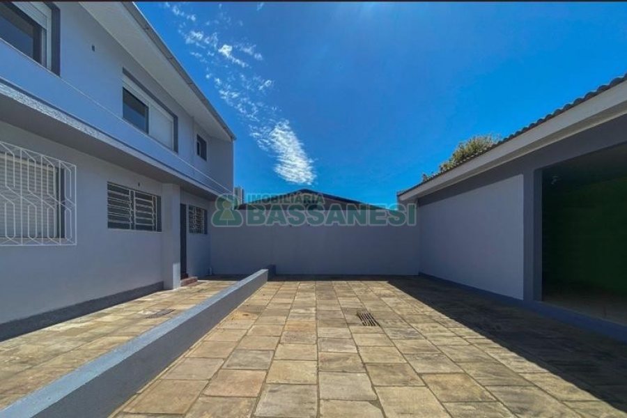 Casa com 136m², 3 dormitórios, 1 vaga, no bairro Universitário em Caxias do Sul para Alugar
