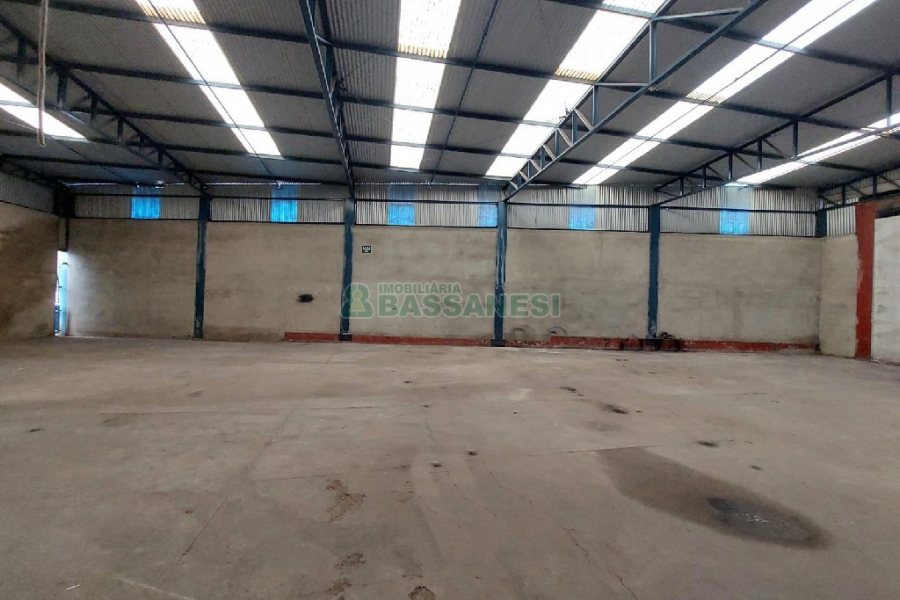 Pavilhão com 1232m², no bairro Pioneiro em Caxias do Sul para Alugar