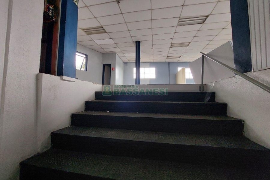 Pavilhão com 1232m², no bairro Pioneiro em Caxias do Sul para Alugar