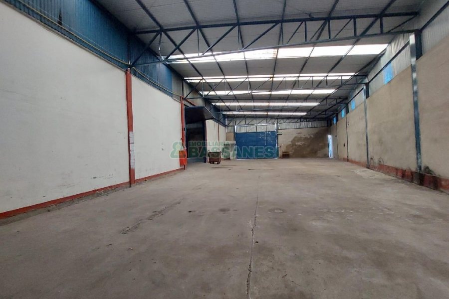 Pavilhão com 1232m², no bairro Pioneiro em Caxias do Sul para Alugar