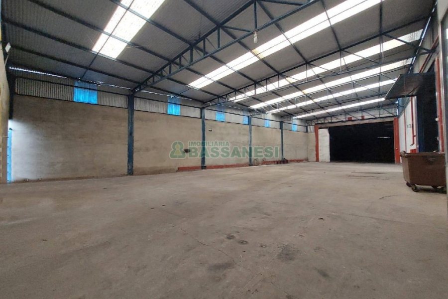 Pavilhão com 1232m², no bairro Pioneiro em Caxias do Sul para Alugar