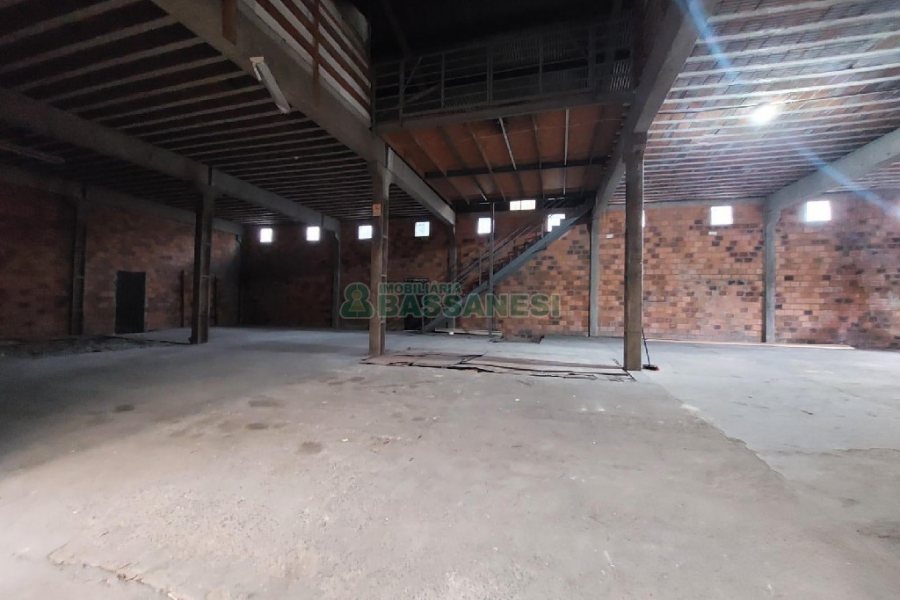 Pavilhão com 1232m², no bairro Pioneiro em Caxias do Sul para Alugar