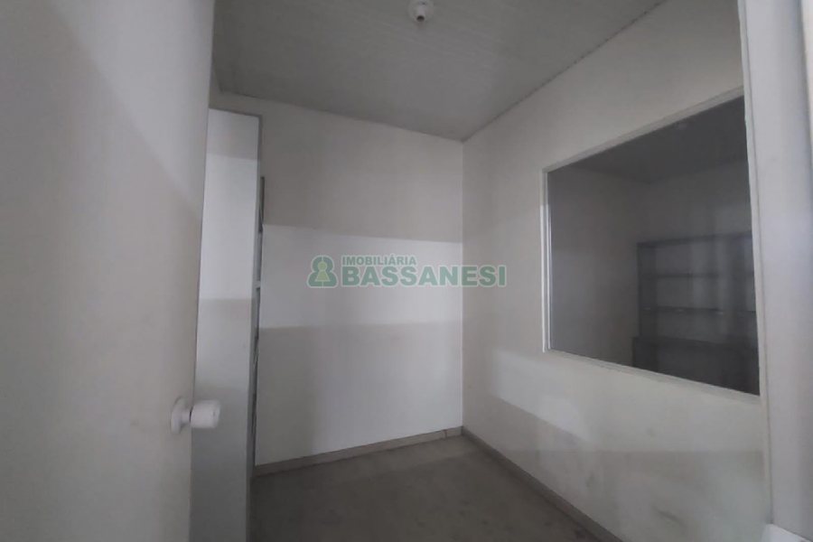 Pavilhão com 1232m², no bairro Pioneiro em Caxias do Sul para Alugar