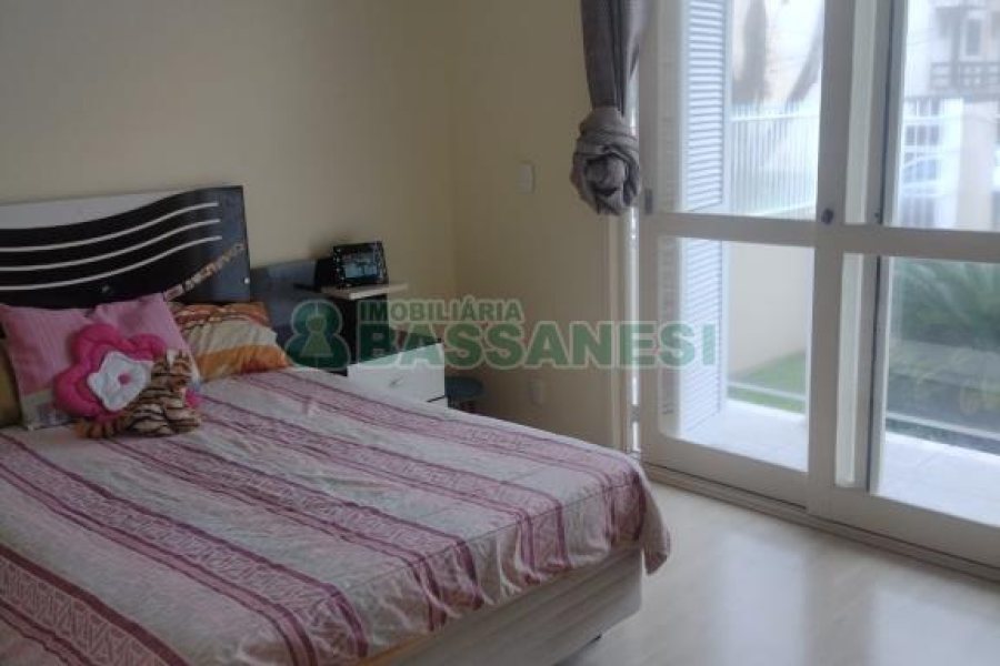 Casa com 258m², 3 dormitórios, 2 vagas, no bairro Santa Lúcia em Caxias do Sul para Comprar