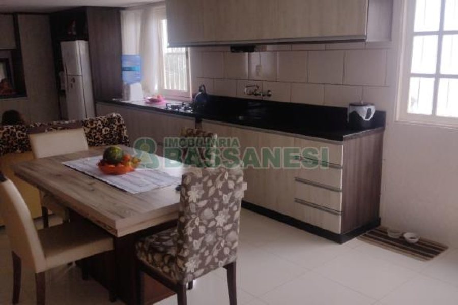 Casa com 258m², 3 dormitórios, 2 vagas, no bairro Santa Lúcia em Caxias do Sul para Comprar