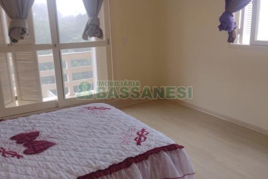 Casa com 258m², 3 dormitórios, 2 vagas, no bairro Santa Lúcia em Caxias do Sul para Comprar