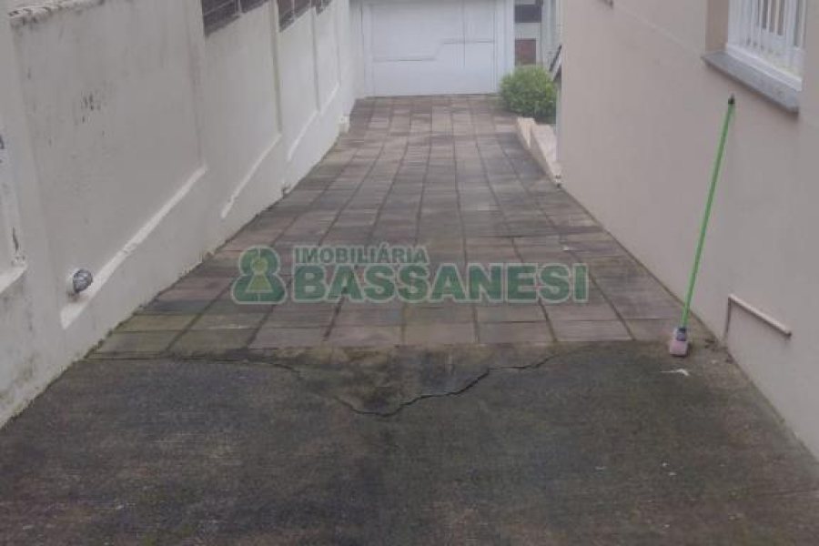 Casa com 258m², 3 dormitórios, 2 vagas, no bairro Santa Lúcia em Caxias do Sul para Comprar