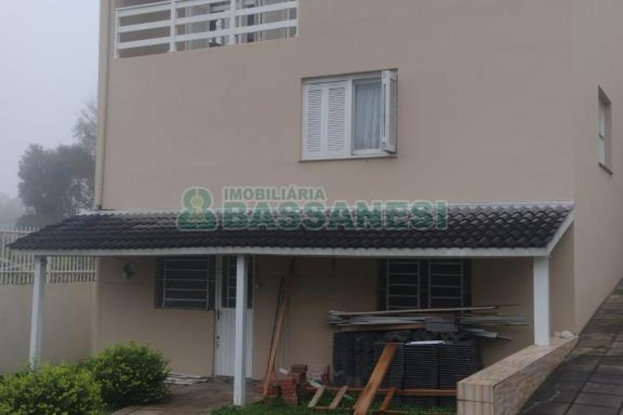 Casa com 258m², 3 dormitórios, 2 vagas, no bairro Santa Lúcia em Caxias do Sul para Comprar