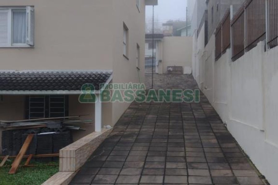 Casa com 258m², 3 dormitórios, 2 vagas, no bairro Santa Lúcia em Caxias do Sul para Comprar