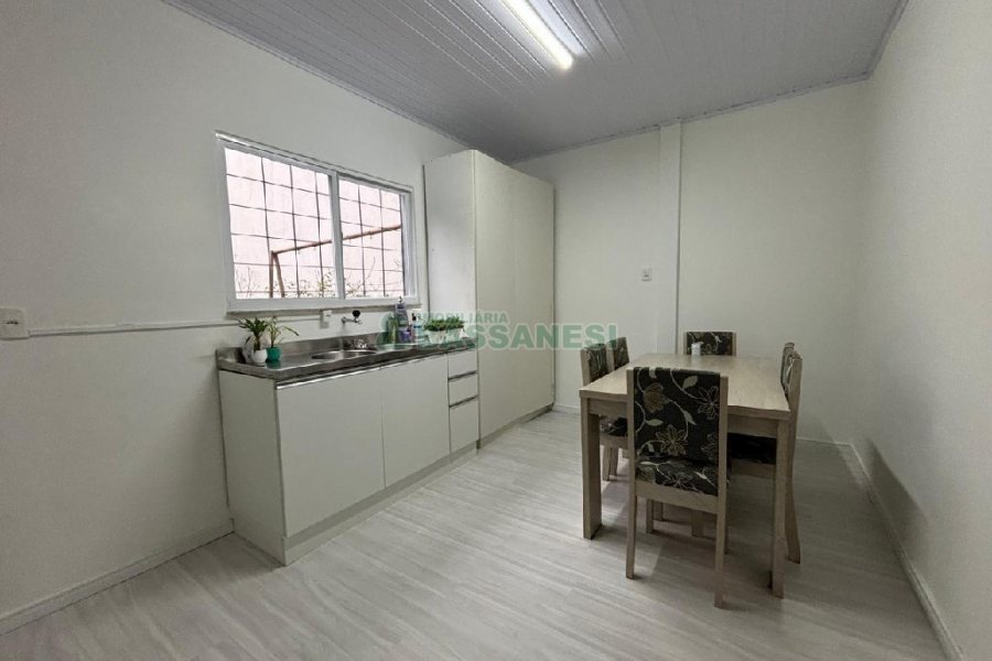 Casa Comercial com 98m², 2 vagas, no bairro Pio X em Caxias do Sul para Alugar