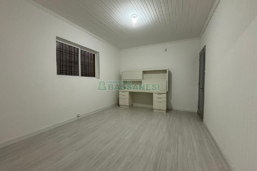 Casa Comercial com 98m², 2 vagas, no bairro Pio X em Caxias do Sul para Alugar