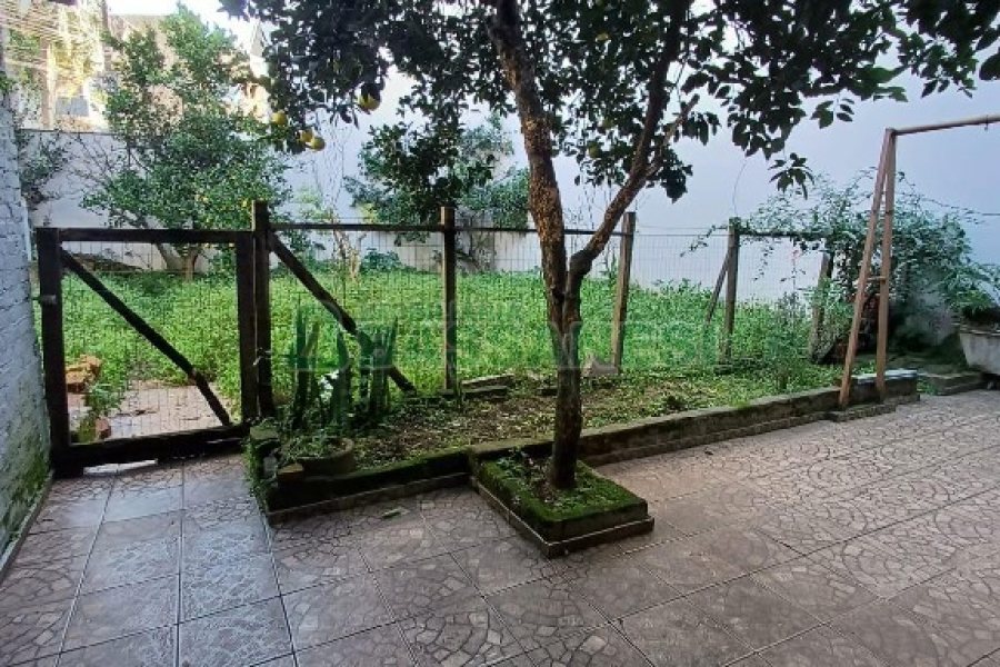 Casa Comercial com 98m², 2 vagas, no bairro Pio X em Caxias do Sul para Alugar