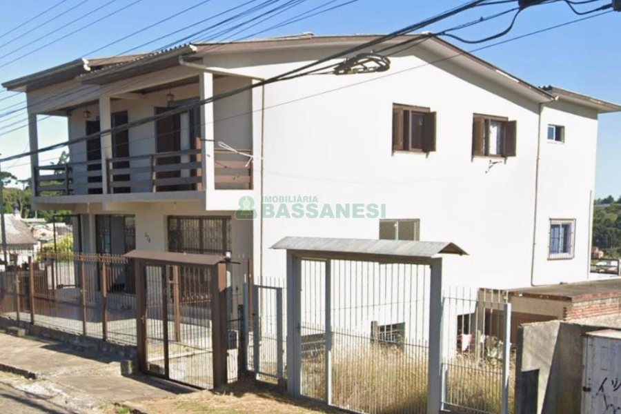 Casa com 234m², 8 dormitórios, 4 vagas, no bairro Serrano em Caxias do Sul para Comprar