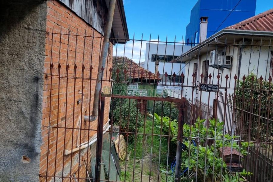 Casa, 2 dormitórios, no bairro Pio X em Caxias do Sul para Comprar