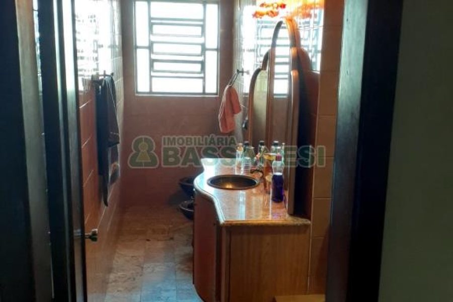 Casa com 200m², 3 dormitórios, 2 vagas, no bairro Sagrada Família em Caxias do Sul para Comprar