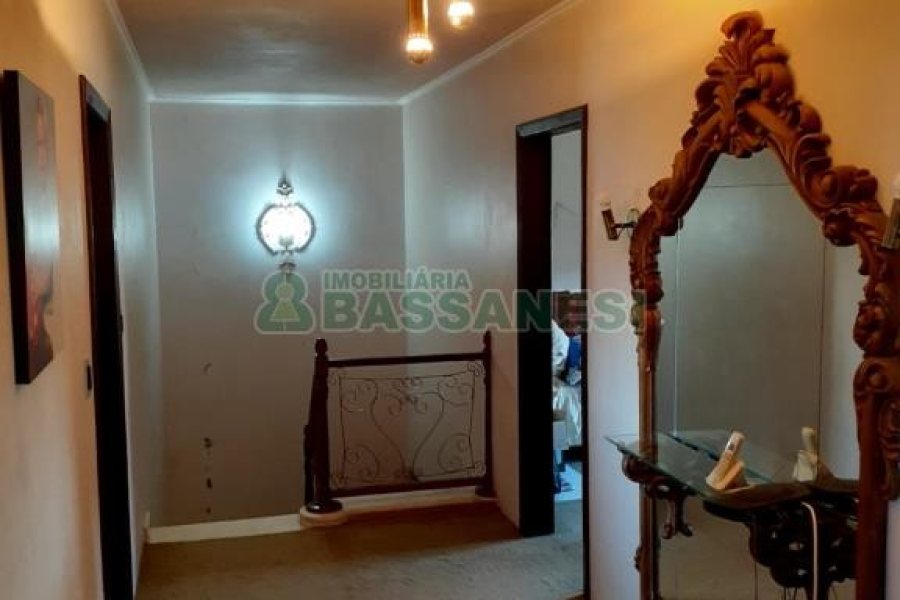 Casa com 200m², 3 dormitórios, 2 vagas, no bairro Sagrada Família em Caxias do Sul para Comprar