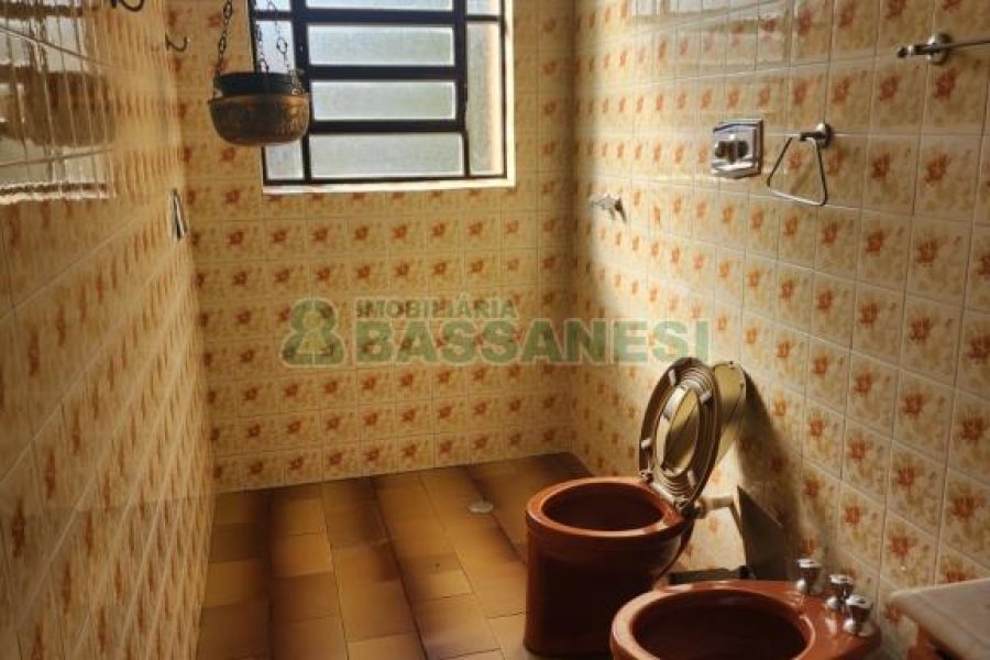 Casa com 200m², 3 dormitórios, 2 vagas, no bairro Sagrada Família em Caxias do Sul para Comprar