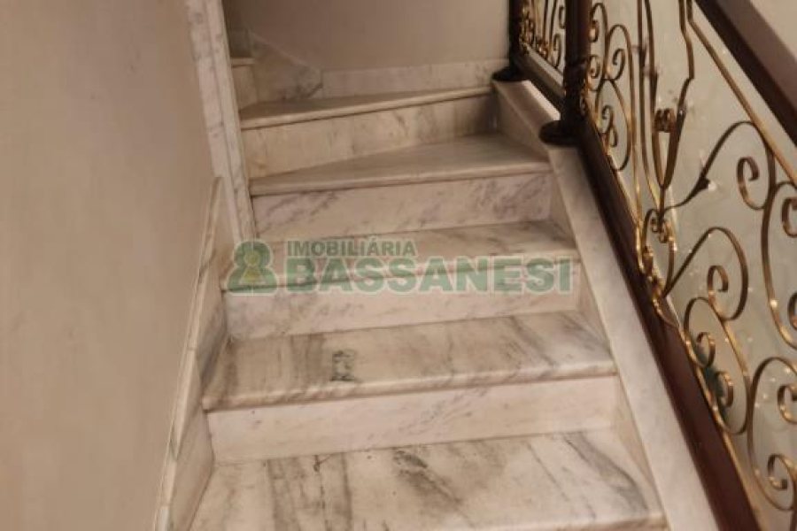 Casa com 200m², 3 dormitórios, 2 vagas, no bairro Sagrada Família em Caxias do Sul para Comprar