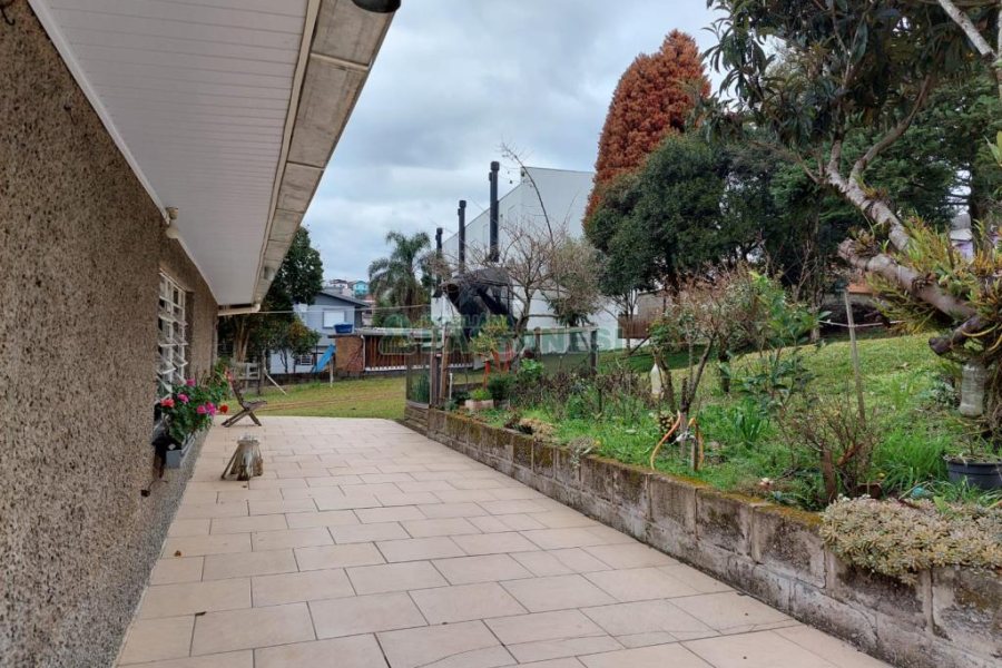 Casa com 127m², 2 dormitórios, 1 vaga, no bairro Diamantino em Caxias do Sul para Comprar