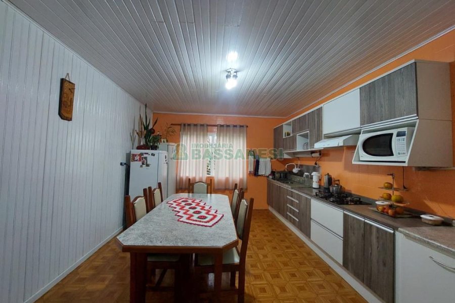 Casa com 127m², 2 dormitórios, 1 vaga, no bairro Diamantino em Caxias do Sul para Comprar