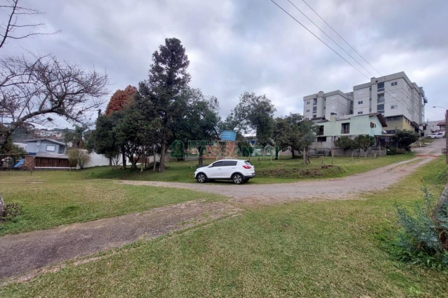 Casa com 127m², 2 dormitórios, 1 vaga, no bairro Diamantino em Caxias do Sul para Comprar