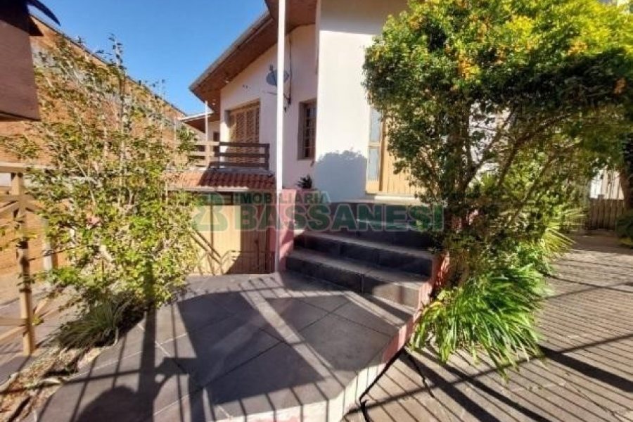 Casa com 125m², 3 dormitórios, 1 vaga, no bairro Colina Sorriso em Caxias do Sul para Alugar