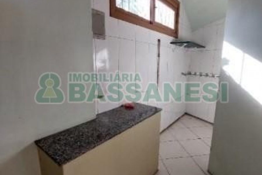 Casa com 125m², 3 dormitórios, 1 vaga, no bairro Colina Sorriso em Caxias do Sul para Alugar