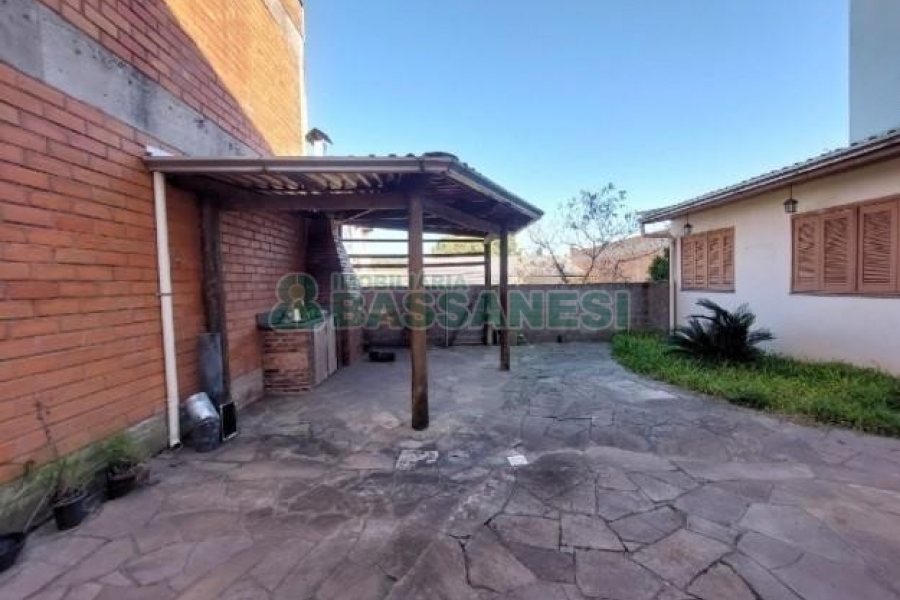 Casa com 125m², 3 dormitórios, 1 vaga, no bairro Colina Sorriso em Caxias do Sul para Alugar