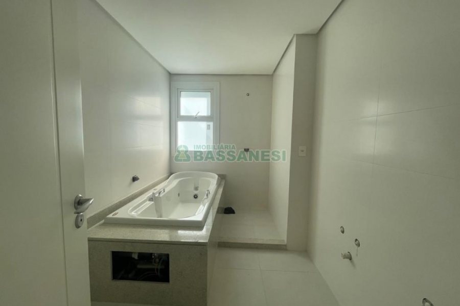 Apartamento com 245m², 3 dormitórios, 4 vagas, no bairro Madureira em Caxias do Sul para Comprar