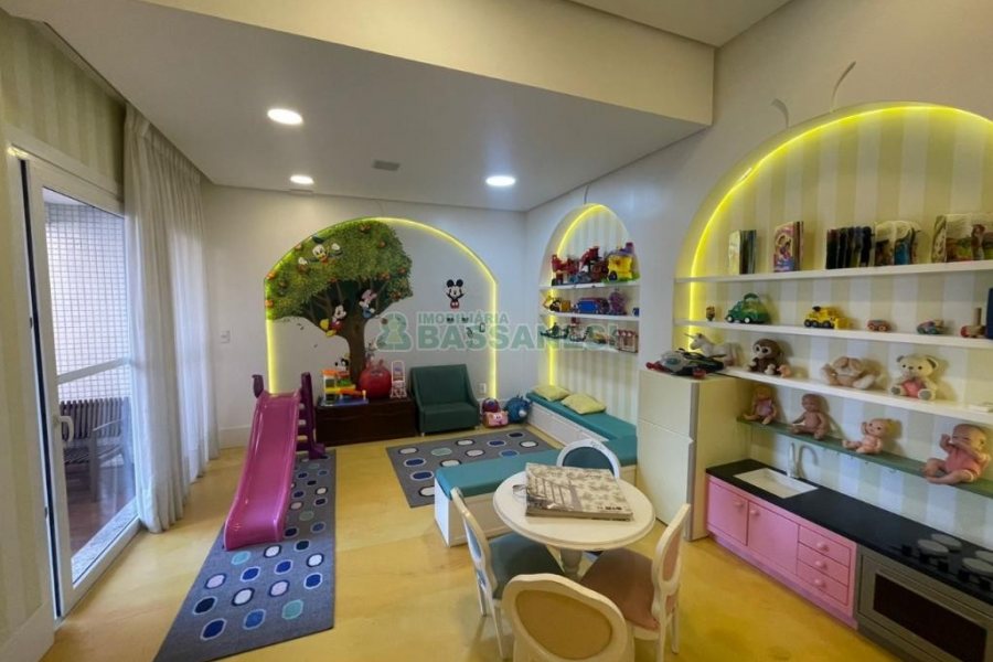 Apartamento com 245m², 3 dormitórios, 4 vagas, no bairro Madureira em Caxias do Sul para Comprar