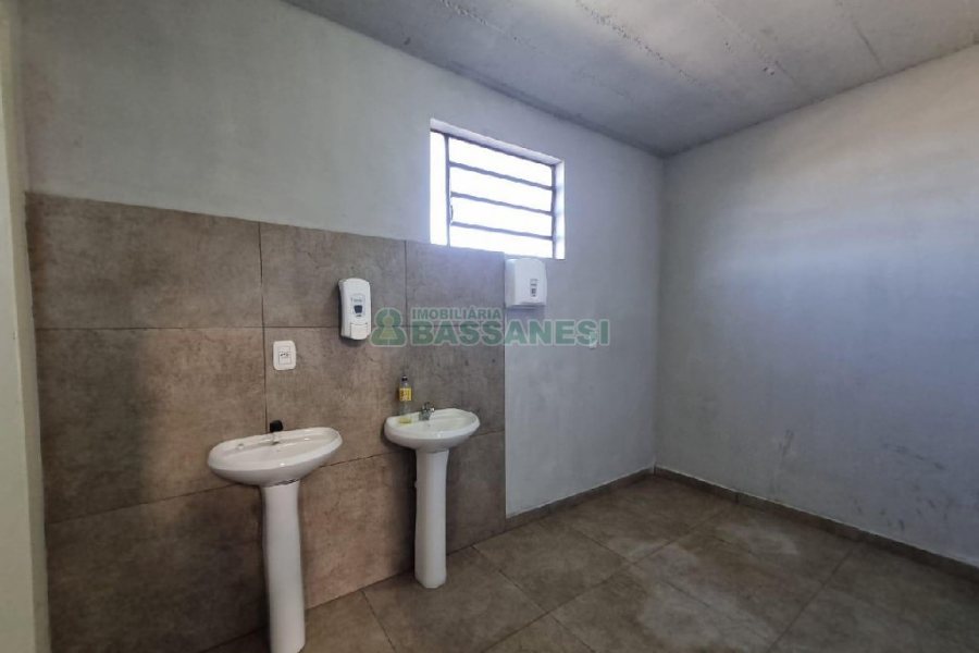 Pavilhão com 276m², no bairro São Ciro em Caxias do Sul para Alugar