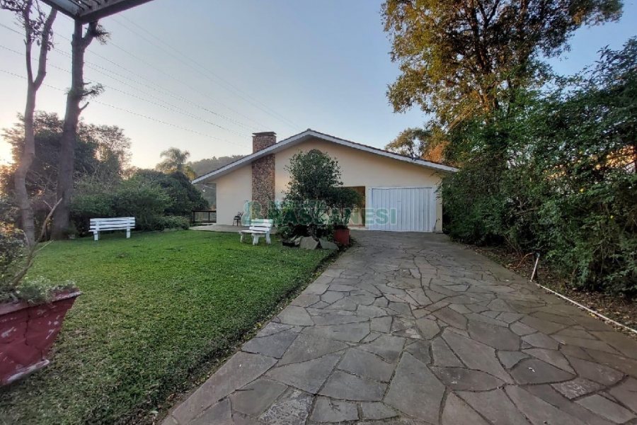 Casa com 500m², 4 dormitórios, 1 vaga, no bairro São Luiz em Caxias do Sul para Alugar