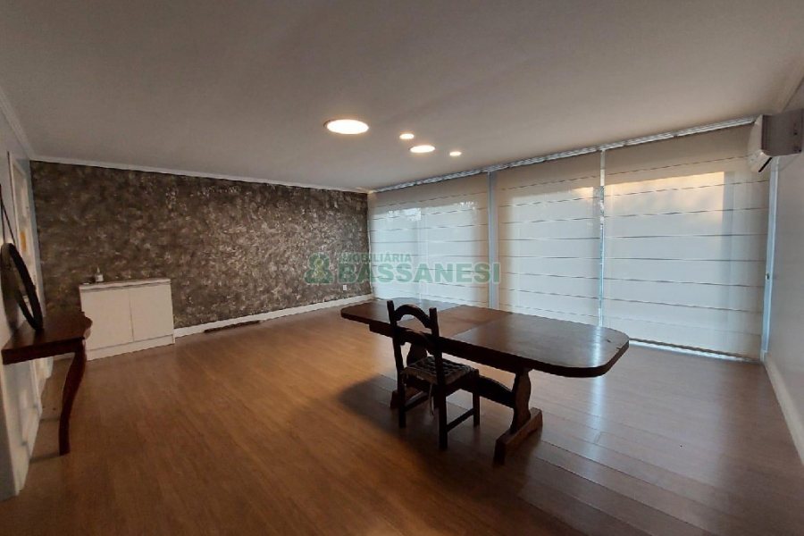 Casa com 500m², 4 dormitórios, 1 vaga, no bairro São Luiz em Caxias do Sul para Alugar